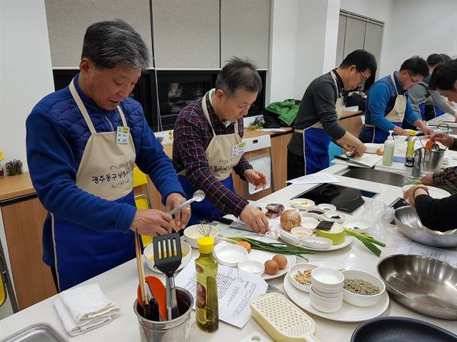 광주 동구청이 마련한 ‘남성요리교실’에서 13일 열심히 요리 강습을 받고 있는 남성들. 20대부터 70대까지 치열한 경쟁률을 뚫고 모인 40명 중에는 생존기술을 익히기 위해 찾아온 장ㆍ노년층 수강생이 많았다. 동구청 제공