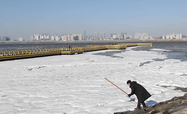 혹한에는 바닷물도 얼어붙는다. 인천 오이도 선착장이 얼음과 눈으로 덮혀있다. [중앙포토]