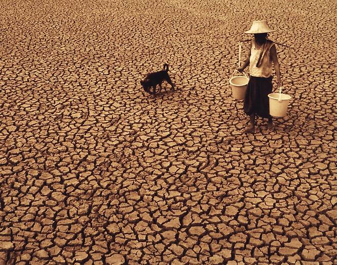 지구 상에서 물 부족으로 고통받는 이들도 많다. 강수량 자체가 고르지 않는 데다 물을 이용하는 시설도 부족한 곳이 있기 때문이다. [중앙포토]