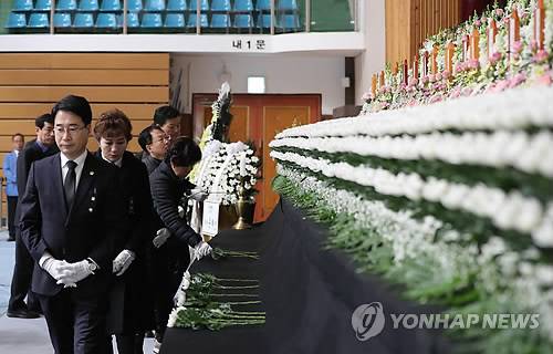 제천 화재사고 희생자 추모하는 시민들 (제천=연합뉴스) 권준우 기자 = 23일 오전 충북 제천시 제천체육관에 마련된 노블 휘트니스스파 화재 참사 희생자 합동분향소에서 시민들이 헌화하고 있다. 2017.12.23      stop@yna.co.kr