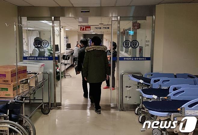 충북 제천 스포츠센터 화재와 관련해 수사본부가 23일 오후 건물주 조사를 위해 원주기독교병원으로 들어가고 있다.2017.12.23/뉴스1© News1