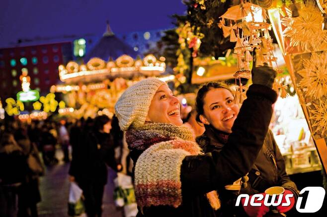 크리스마스마켓을 둘러보는 여행자들. 독일관광청 제공© News1