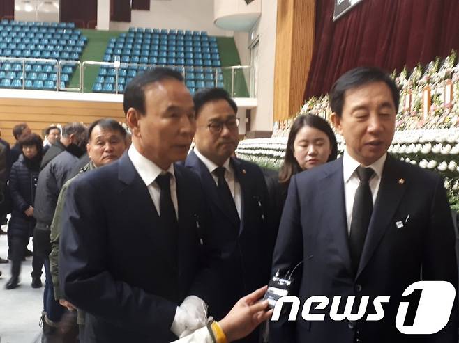 김성태 자유한국당 원내대표와 권석창(오른쪽서 세번째) ·박덕흠 의원이 24일 오전 충북 제천 스포츠센터 화재 참사 희생자 조문을 하기 위해 합동분향소를  찾았다. 권 의원은 이날 오후 화재현장을 직접 들어가 휴대폰으로 촬영한 것으로 전해졌다. © News1