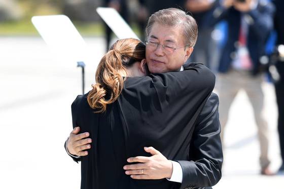 문재인 대통령이 국립 5·18 민주묘지에서 열린 '제37주년 5·18 민주화운동 기념식'에서 5·18 유가족인 김소형씨를 위로하고 있다. [중앙포토]