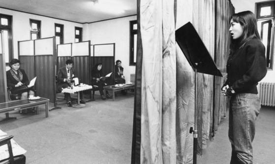 서울대음대 입시부정사건의 여파로 91년 1월 24일 후기 상명여대 음악 실기고사장에는 심사위원석 사이에까지 2m높이의 칸막이가 설치됐다. [중앙포토]