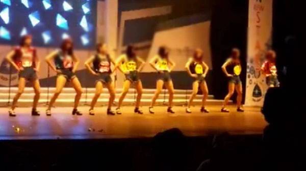 25일 ‘간호학과, 간호사 대나무숲’ 페이스북 페이지에 게시된 대구가톨릭대병원 간호사들의 공연 사진. 해당 공연은 2015년 열린 병원 비전 선포식 때 진행됐다.