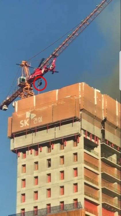 헬기로 구조되는 근로자. [독자제공 = 연합뉴스]