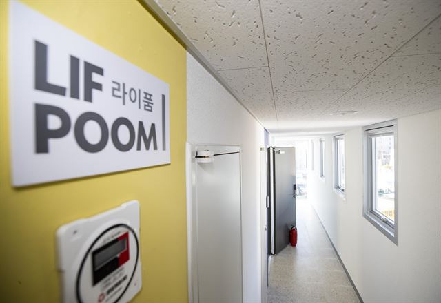 26일 오후 서울 강서구 가양동에서 국내 첫 모듈러 행복주택 '라이품' 준공식이 열렸다. 사진은 주택 내부 모습.  서울=연합뉴스