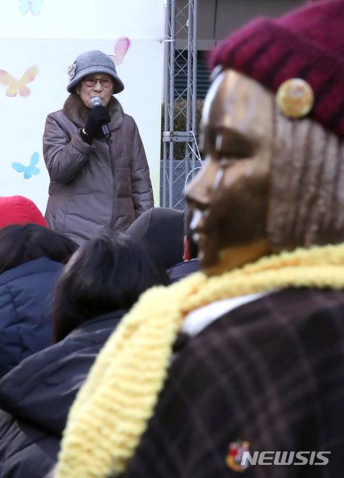 【서울=뉴시스】권현구 기자 = 29일 오후 서울 종로구 옛 일본대사관 앞에서 열린 제1311차 일본군 위안부 문제해결을 위한 정기 수요집회에 참석한 김복동 할머니가 발언을 하고 있다. 2017.11.29. stoweon@newsis.com