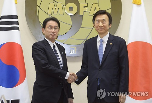 한일 '위안부 문제' 타결 2015년 12월28일 서울 외교부 청사에서 있었던 한일위안부 합의 타결 발표때 악수하는 윤병세 당시 외교부 장관과 기시다 후미오 당시 일본 외무상[EPA.연합뉴스 자료사진]