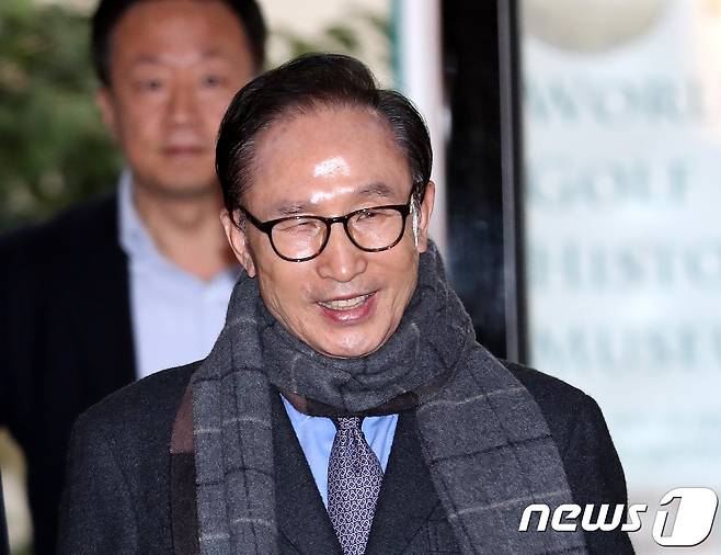 이명박 전 대통령이 26일 오후 서울 강남구 삼성동 사무실에서 나와 퇴근하고 있다.  2017.12.26/뉴스1 © News1 박지혜 기자