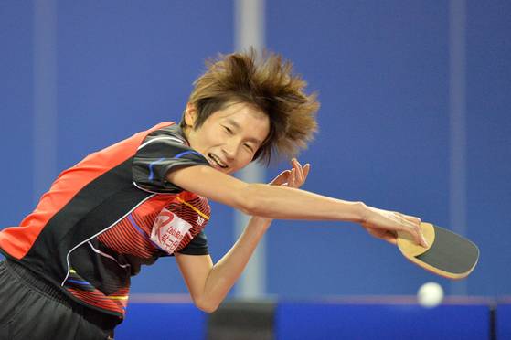27일 대구실내체육관에서 열린 2017신한금융 한국탁구챔피언십 및 제71회 전국 남녀종합탁구선수권 대회 결승전에 앞서 유남규 감독과 현정화 감독이 특별 경기를 펼치고 있다.2017.12.27/뉴스1