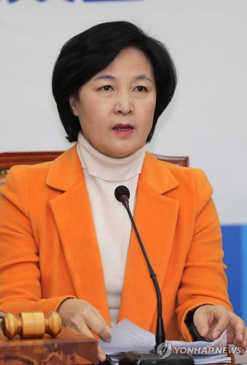 더불어민주당 최고위원회의 (서울=연합뉴스) 이정훈 기자 = 더불어민주당 추미애 대표가 27일 오전 국회에서 열린 최고위원회의에서 발언하고 있다.     uwg806@yna.co.kr