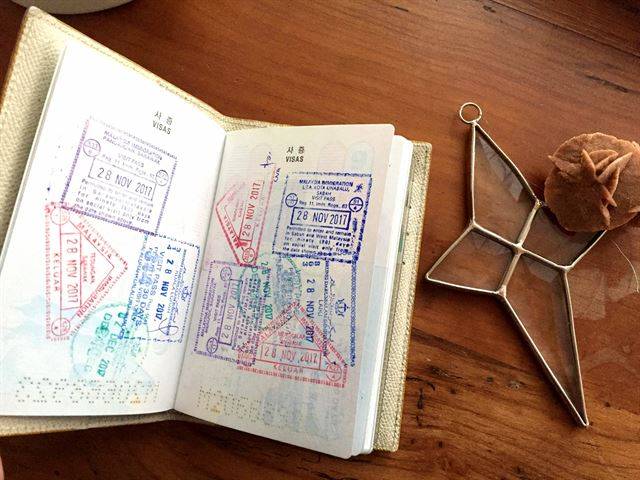 우리 사전엔 불가능이 많은데…하루에 여권 두 페이지를 스탬프로 가득 채우는 일은 가능했다.