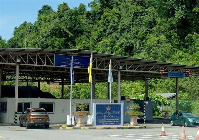 톨게이트 같은 라부의 출입국관리소. 명실공히 브루나이의 첫발인데, 싱겁게 끝나버리는 기분이 든다.