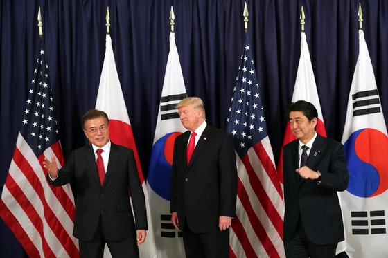 지난 7월 6일(현지시간) 주용 20개국(G20) 정상회의 참석 차 독일을 공식 방문한 문재인 대통령이 주함부르크 미국총영사관에서 도널드 트럼프 미국 대통령, 아베 신조 일본 총리와 한미일 3국 정상 만찬에 앞서 기념촬영을 마친 뒤 퇴장하고있다. [사진 청와대 사진기자단]