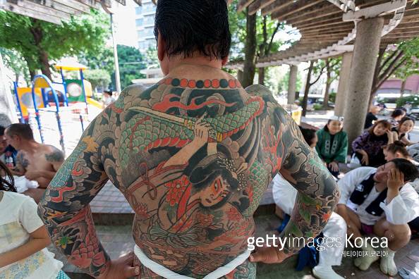 야쿠자로 보이는 남성이 지난 5월 도쿄 아사쿠사에서 열린 산자 마쓰리(축제)에 참가하고 있다. 게티이미지코리아