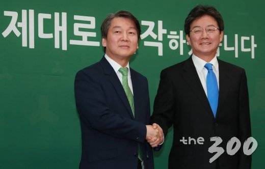 유승민 바른정당 대표(오른쪽)가 14일 오후 서울 여의도 국회에서 안철수 국민의당 대표를 예방, 악수를 하고 있다. /사진=이동훈 기자