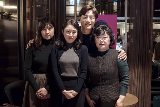 이희준과 고 윤상삼 기자의 부인과 딸/사진제공=CJ엔터테인먼트