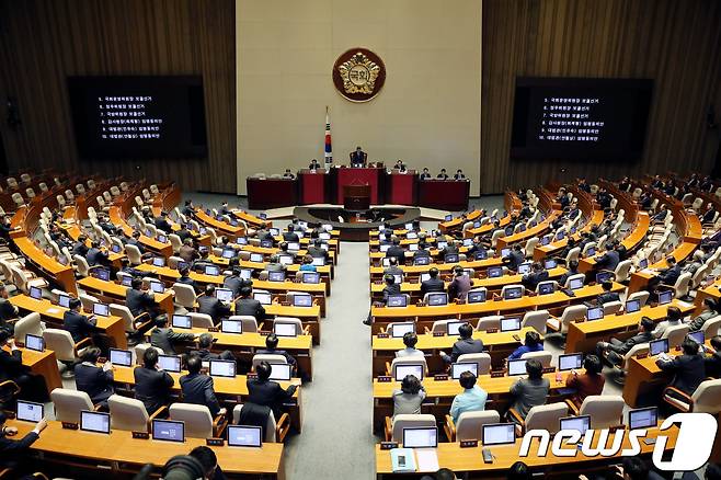 29일 오후 서울 여의도 국회 본회의장에서 제355회 국회(임시회) 제1차 본회의가 진행되고 있다. 2017.12.29/뉴스1 © News1 박정호 기자