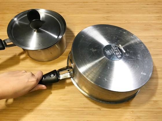 냄비를 사용해서도 고기의 해동 속도를 높일 수 있다. 냄비는 반드시 열전도율이 좋은 스테인리스나 양은으로 만든 것이야 효과가 있다. 먼저 큰 냄비를 뒤집어 놓는다.