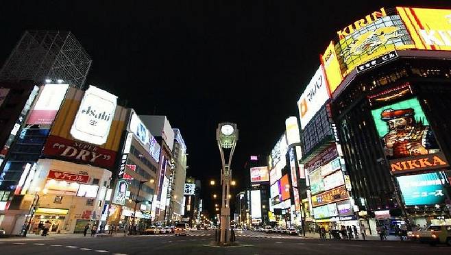큼지막한 간판의 불빛이 삿포로 시내의 밤을 아름답게 수놓는다. (사진=자유투어 제공)