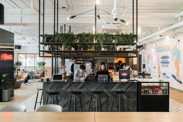 지난해 한국에 진출한 위워크 을지로 지점의 커뮤니티바 모습. 위워크 제공