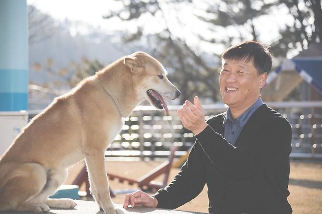 19년째 진도에 살며 진돗개를 관리·연구하는 오석일 진돗개사업소 박사. 프리랜서 오종찬