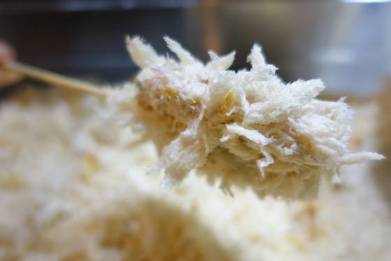 쌀가루 반죽에 담갔던 꼬치 고기에 거친 빵가루를 충분히 입혔다. 이 상태로 튀긴다.