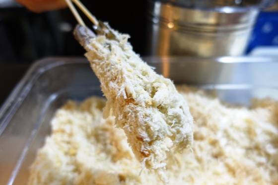 빵가루를 입힌 새우 꼬치.