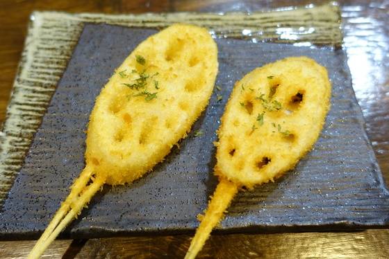 주인 김상호씨의 득의작 연근 쿠시카츠.