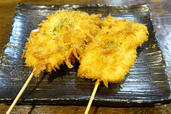 반건조 농어 쿠시카츠. 시험을 시작하고 두 번째 튀긴 것이다.