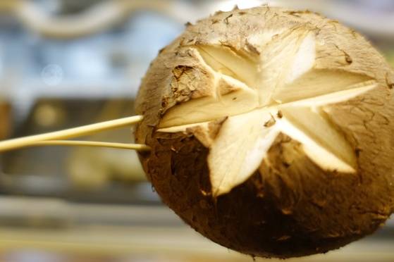 쪼갠 꼬치로 표고를 꿴 모습.