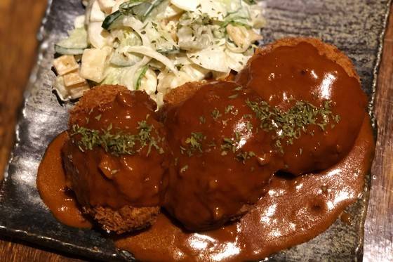 갈은 소고기와 야채를 섞어 완자를 만들고 빵가루 입혀 튀긴 다음 데미그라스 베이스의 소스을 얹은 ‘멘치카츠’. 멘치는 다진 고기를 뜻하는 영어 민스(mince)를 일본어 식으로 읽은 말이다. 우리나라 정육점이나 음식점에서는 흔히 ‘민찌’라고 한다.