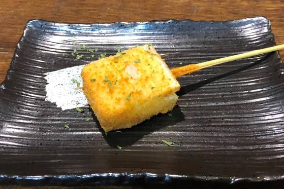 일본 찹쌀떡을 튀긴 모치 쿠시카츠.