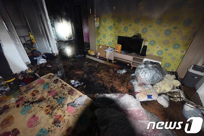 31일 오전 2시26분쯤 광주 북구 두암동의 한 아파트에서 불이 나 아이 3명이 숨지는 사건이 발생했다. 사진은 진화된 화재현장의 모습.(광주북부소방서 제공)2017.12.31/뉴스1 © News1 한산 기자
