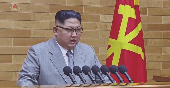 김정은 북한 노동당 위원장이 1일 오전 9시 30분(평양시 기준 9시)에 노동당 중앙위원회 청사에서 육성으로 신년사를 발표하고 있다. [사진 조선중앙TV]