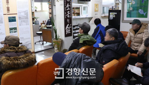 지난달 14일 서울 영등포구 요셉병원을 찾은 환자들이 진료를 기다리고 있다.   권도현 기자 lightroad@kyunghyang.com
