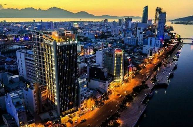객실에서 아름다운 한 리버를 조망할 수 있는 다낭 중심부에 위치한 브릴리언트 호텔(사진=온라인투어 제공)