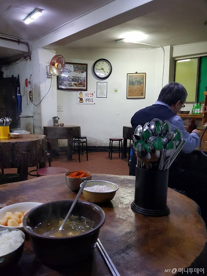 벽시계가 새벽 4시43분을 가리키고 있다. /사진=이재은 기자