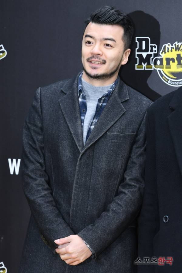 '닥터마틴(Dr.martens) 2018 SS 컬렉션' 기념 포토월 행사에 참석하고 있는 나몰라패밀리 김태환. 사진=장동규 기자 jk31@hankooki.com