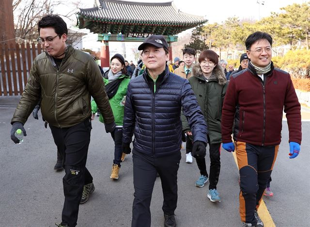 안철수 국민의당 대표가 무술년 첫날인 1일 서울 관악산에서 청년들과 새해 맞이 산행에 나서고 있다.  이날 당의 호남 의원들은 이희호 여사를 단체로 예방했다. 연합뉴스