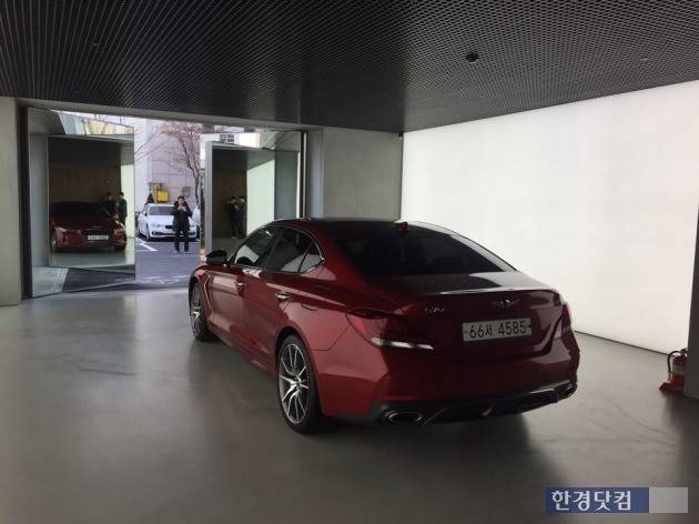 제네시스 전용 매장 내 마련된 시승 장소 '론치 베이'.