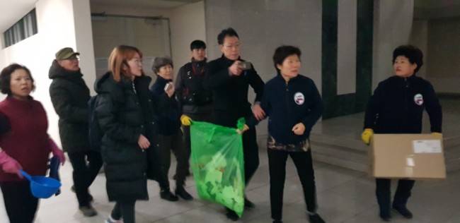기존 연세대학교 청소노동자들과 학교측 사이에 실랑이가 발생한 모습.
