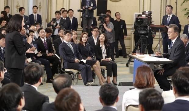 문재인 대통령이 취임 100일을 맞아 지난 2017년 8월 17일 오전 청와대 영빈관에서 열린 기자회견에서 질문을 받고 있다.