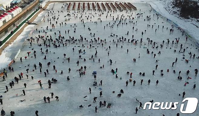 5일 강원 홍천군 홍천강변에서 열린 제6회 홍천강 인삼송어 축제에서 관광객들이 얼음낚시를 하고 있다. 이번 축제는 오는 21일까지 계속되며 주요 프로그램은 얼음낚시, 가족텐트낚시, 인삼송어 맨손잡기 등이다. 2018.1.5/뉴스1 © News1 하중천 기자