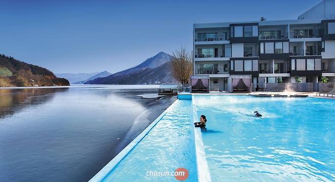살얼음이 낀 청평호수 위 곳곳에 흰 눈이 소복이 내려앉았다. 한겨울 추위로 단단히 웅크린 호수 옆에 선 하나를 경계로 수영을 하다 보면 어느덧 추위는 잊고 고즈넉한 겨울 정취가 가슴으로 느껴진다. 사진은 경기도 가평군에 있는 펜션 ‘까사32’의 인피니티 풀. 한겨울에도 수영할 수 있도록 온수로 채웠다./이신영 영상미디어 기자