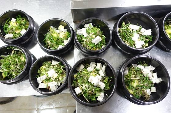 점심 손님상에 나갈 냉이된장찌개 뚝배기가 준비를 마치고 주방에서 때를 기다리고 있다.