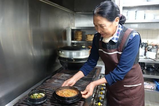 취재 가면서 따로 부탁한 서산 향토음식 게국지찌개 뚝배기를 불에 올리고 끓는지 살피는 정순자 여사.