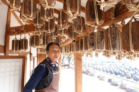 살림집 마루에서 처마에 걸린 메주에 대해 얘기하는 정순자 여사.